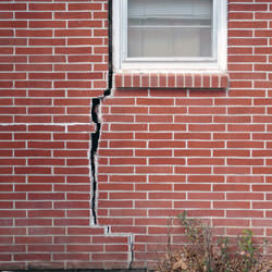 A foundation with a large crack that's wider at the top than on the bottom in Kendallville